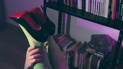 Cover for 'I Know You Can Resist These Feet'